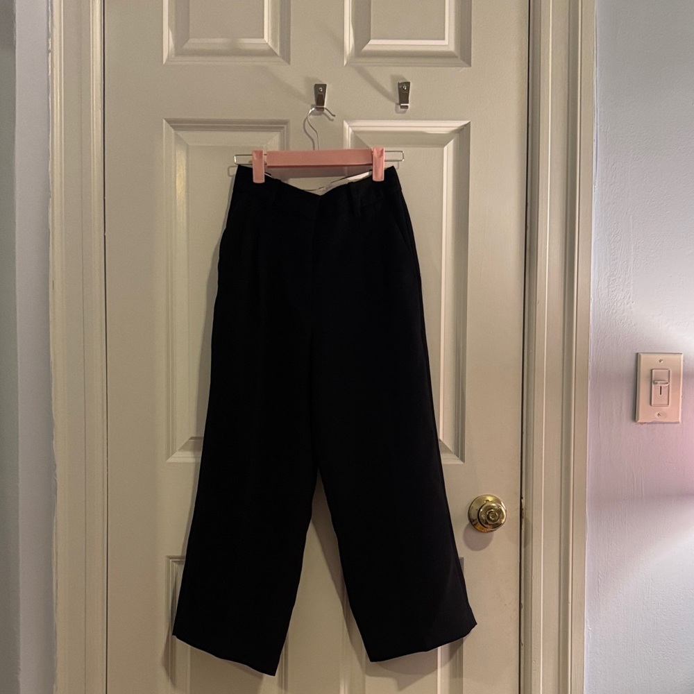 Women’s Black Aritzia Cropped Effortless Pants